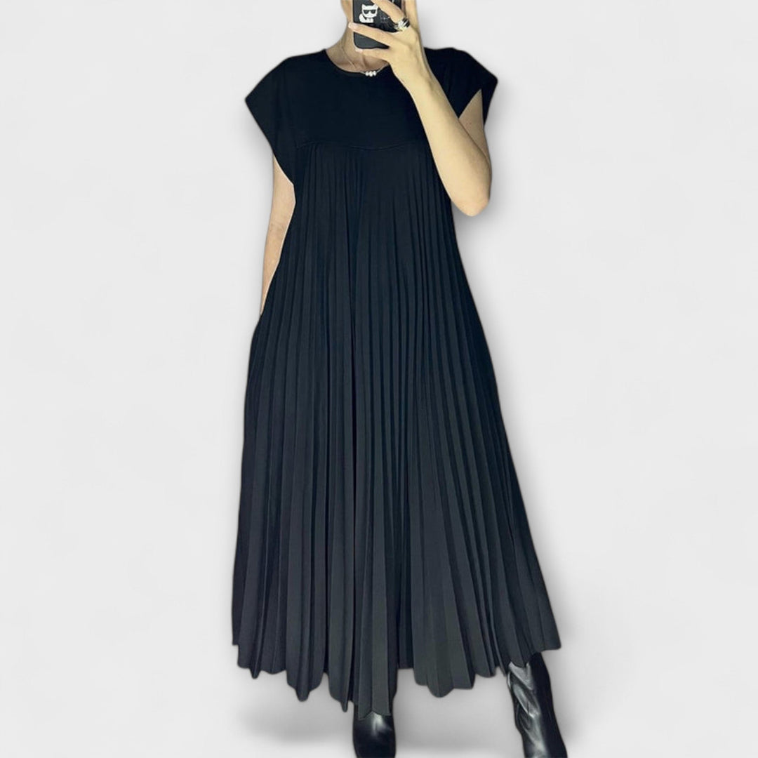 Sorrel - Chic Pleated Maxi Dress with Elegant Splicing