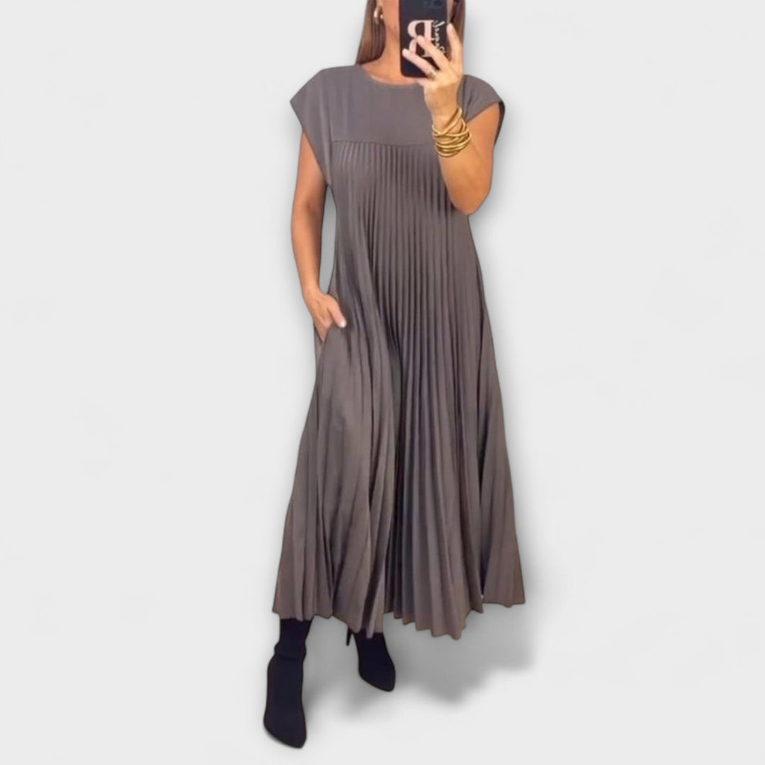 Sorrel - Chic Pleated Maxi Dress with Elegant Splicing