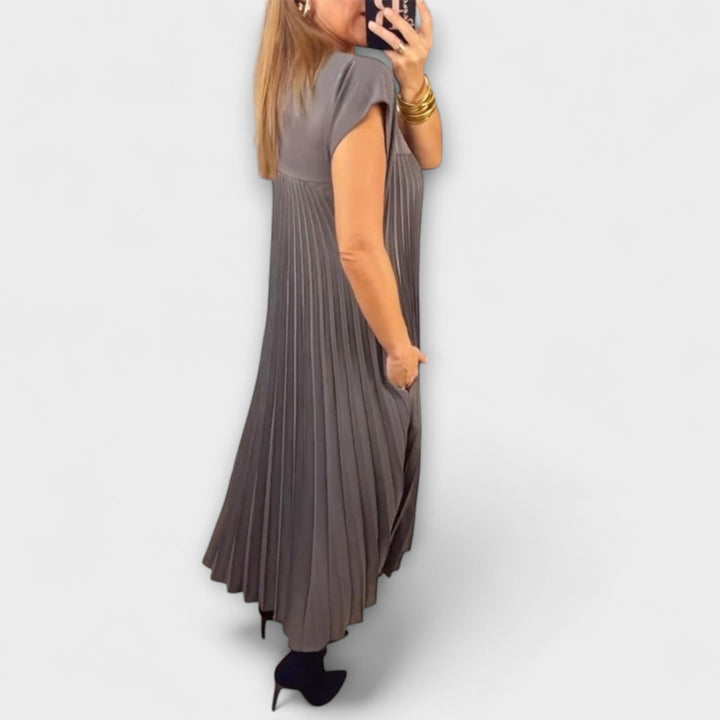 Sorrel - Chic Pleated Maxi Dress with Elegant Splicing