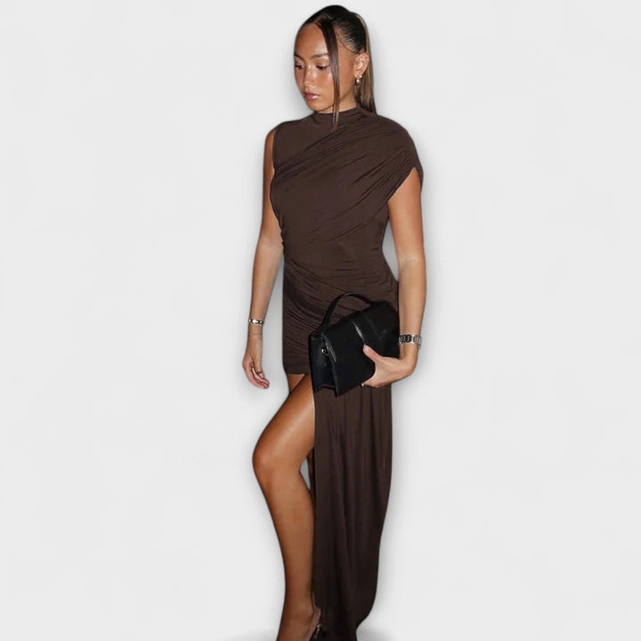 Lila - Stylish, slim-cut dress with round neckline and pleats